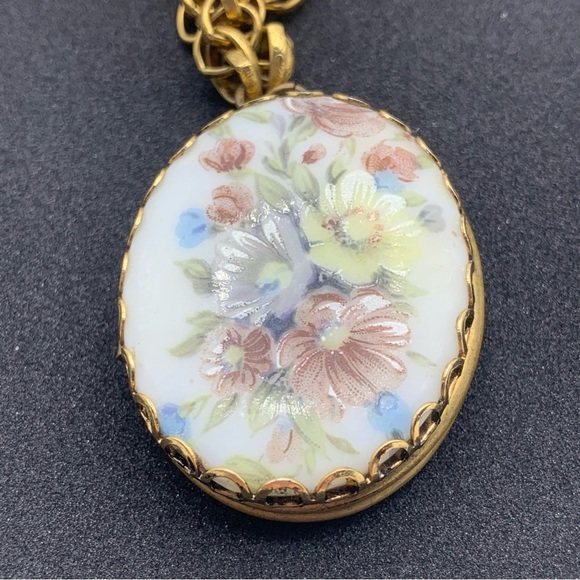 Floral Pendant Necklace in Gold Tone - Picture 2 of 9